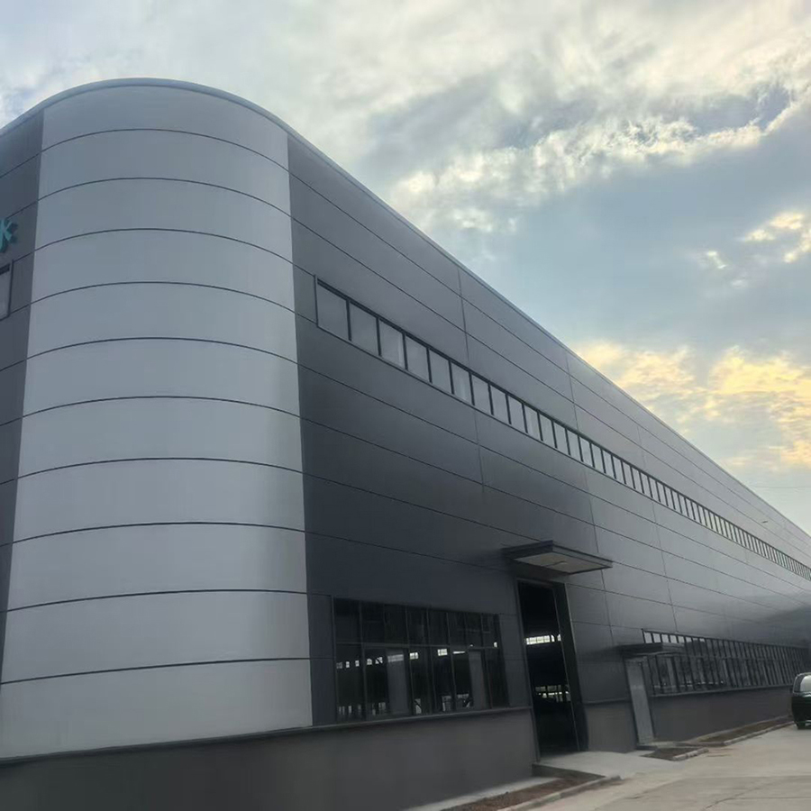 Curved sandwich panels building