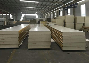 Aplicaciones de paneles sándwich en edificios metálicos