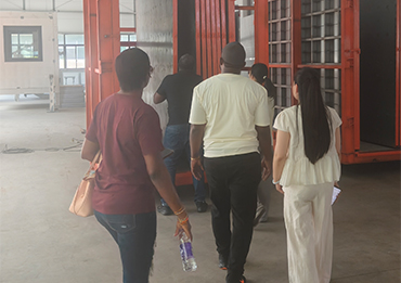 Dando la bienvenida a clientes cameruneses en la fábrica de villas de acero ligero de Yumisteel
