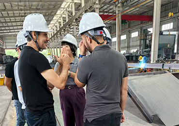 Yumisteel recibe a clientes brasileños en sus instalaciones