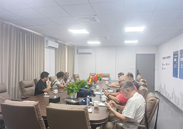 Una cálida bienvenida a la visita de clientes españoles a la fábrica de villas de acero ligero