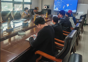 Reunión de análisis y revisión de soluciones de tecnología de producción de Yumisteel