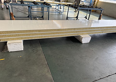 Paneles sándwich vs. paneles metálicos aislantes